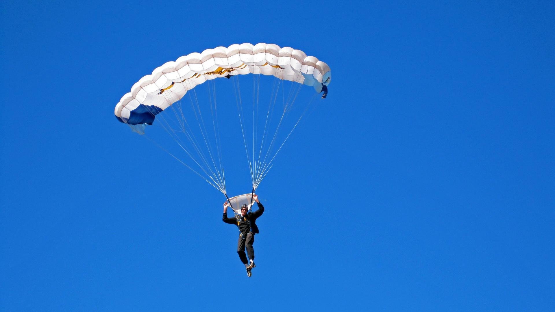 9游电竞资讯-_现场观众热情高涨：气氛点燃比赛热度_，比赛气氛热烈,现场掌声不断