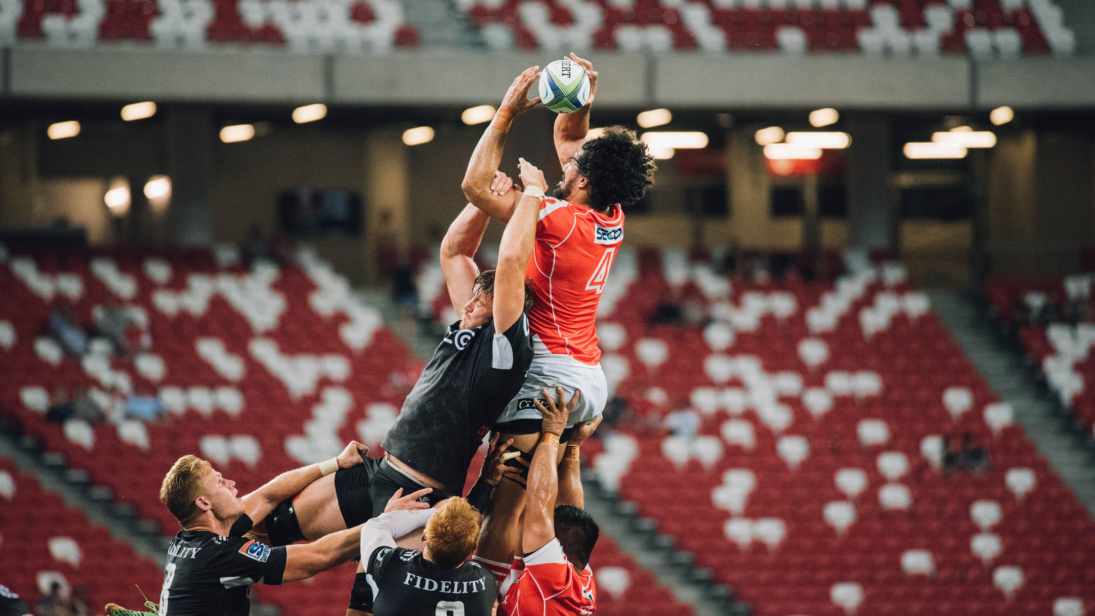 九游jiuyou-比赛现场球迷热情高涨，呐喊声不断，篮球场上气氛激烈,观众的呐喊声